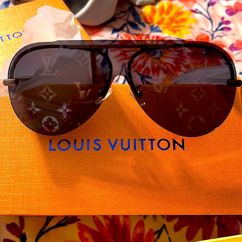 Avatar knockoff Louis Vuitton sunglasses